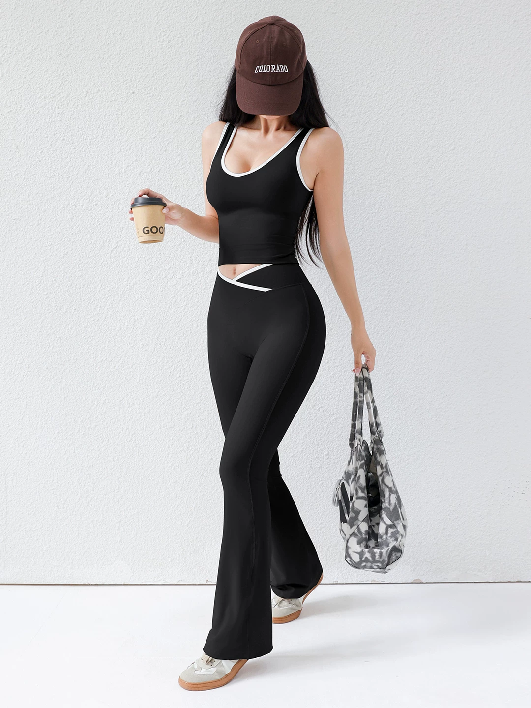 Bộ đồ tập thể thao nữ phong cách Kardashian, quần cạp cao phối màu, áo hai dây có đệm ngực.
