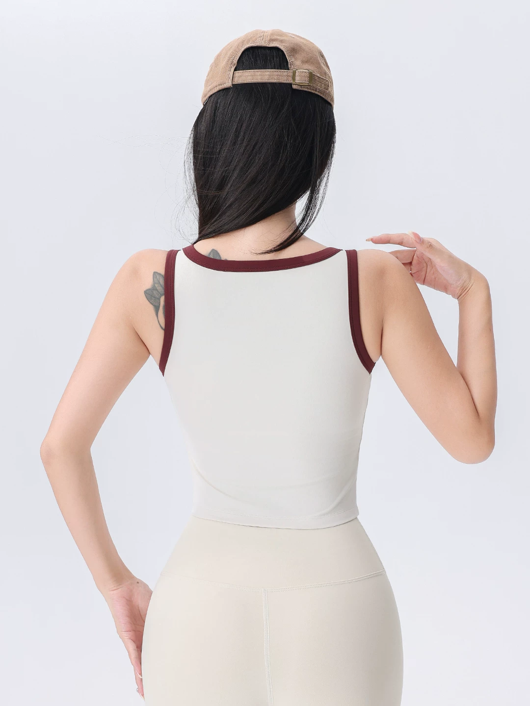 Áo tập yoga có dây đeo lưng cao cấp Jiumai có miếng đệm ngực Áo ngực thể thao chống sốc Áo ngực Pilates phối màu Mới.