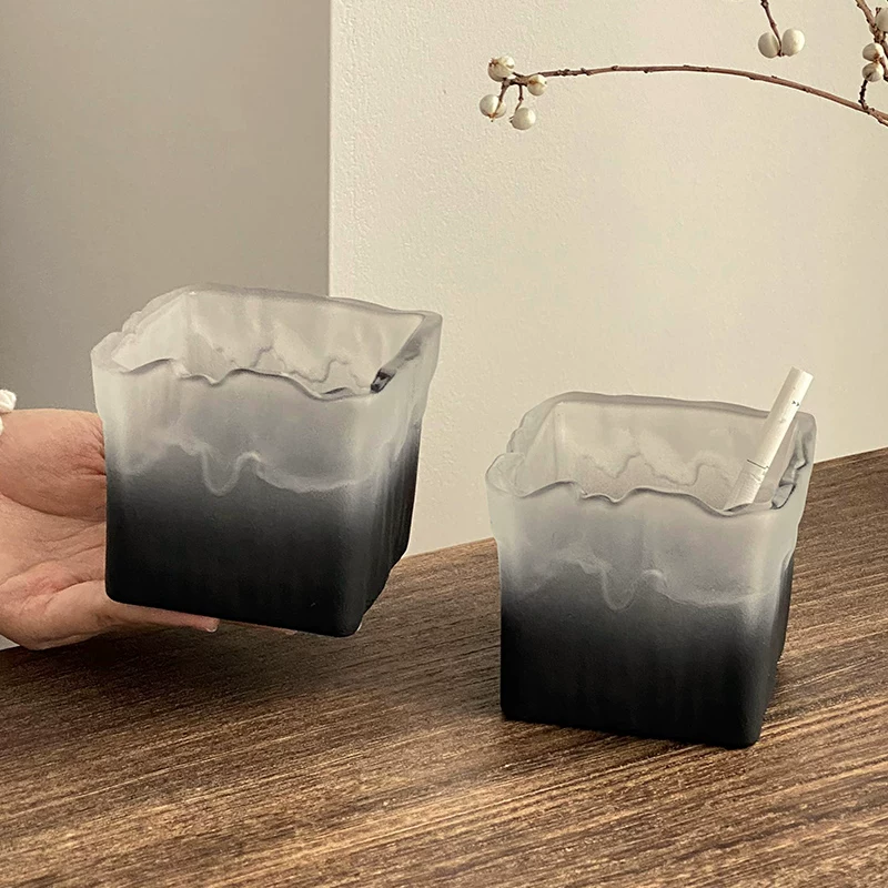 Gạt tàn thuốc phong cách retro độc đáo dùng trong nhà, gạt tàn thủy tinh chống bay tro, màu đen gradient, đồ trang trí cao cấp sáng tạo, phong cách sang trọng nhẹ nhàng.