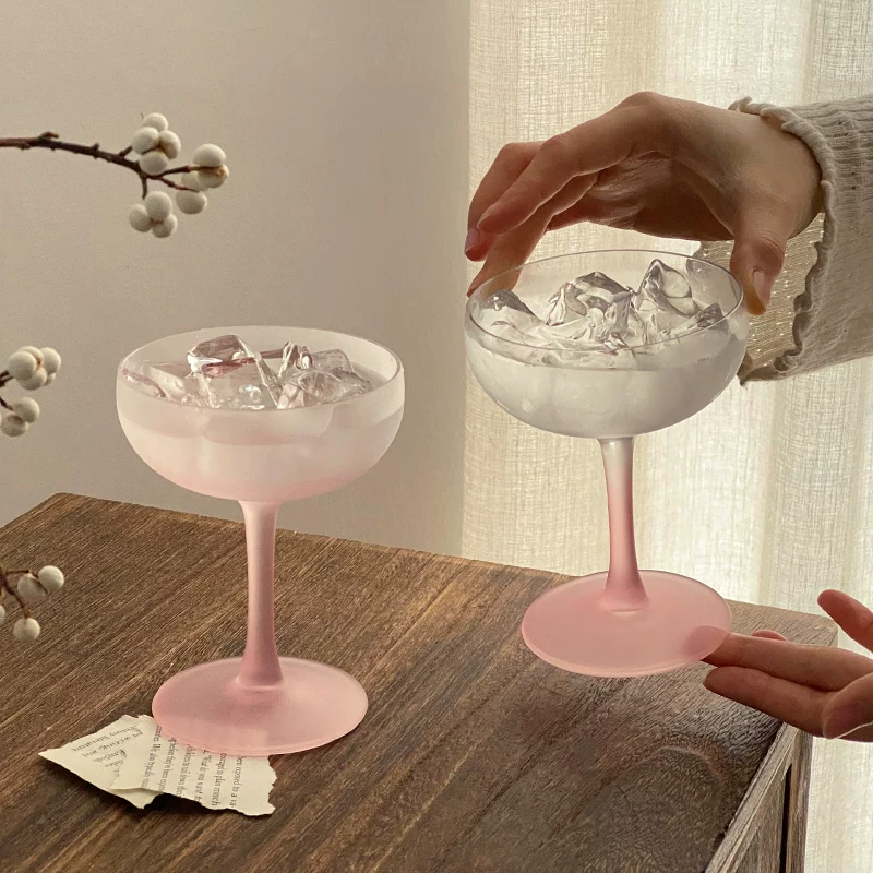 Ly thủy tinh cao màu hồng mờ cao cấp, ly cocktail sáng tạo dùng trong nhà, ly rượu sâm banh với thiết kế tinh tế, ly rượu vang hơi nghiêng.