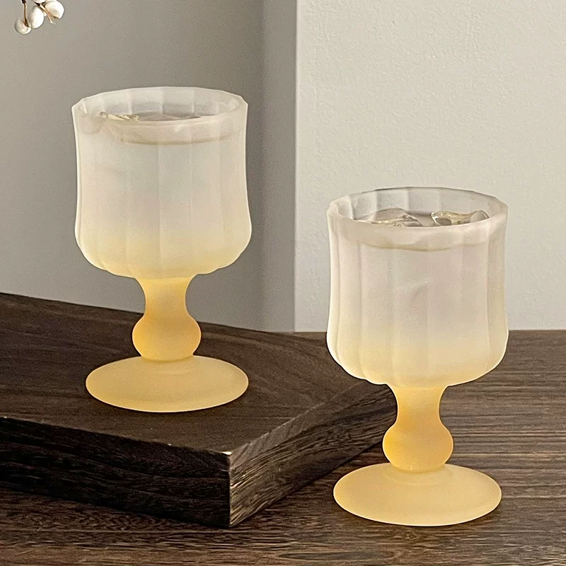 Ly rượu whisky xếp ly màu vàng nhạt mờ kiểu cổ điển, ly rượu vang cao cấp sang trọng, ly rượu mùi, ly đựng đồ uống