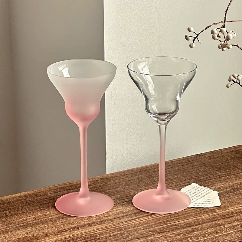 Ly cocktail màu hồng cao cấp với thiết kế sáng tạo và độc đáo, được các cô gái yêu thích, ly cocktail đặc biệt có chân cao.