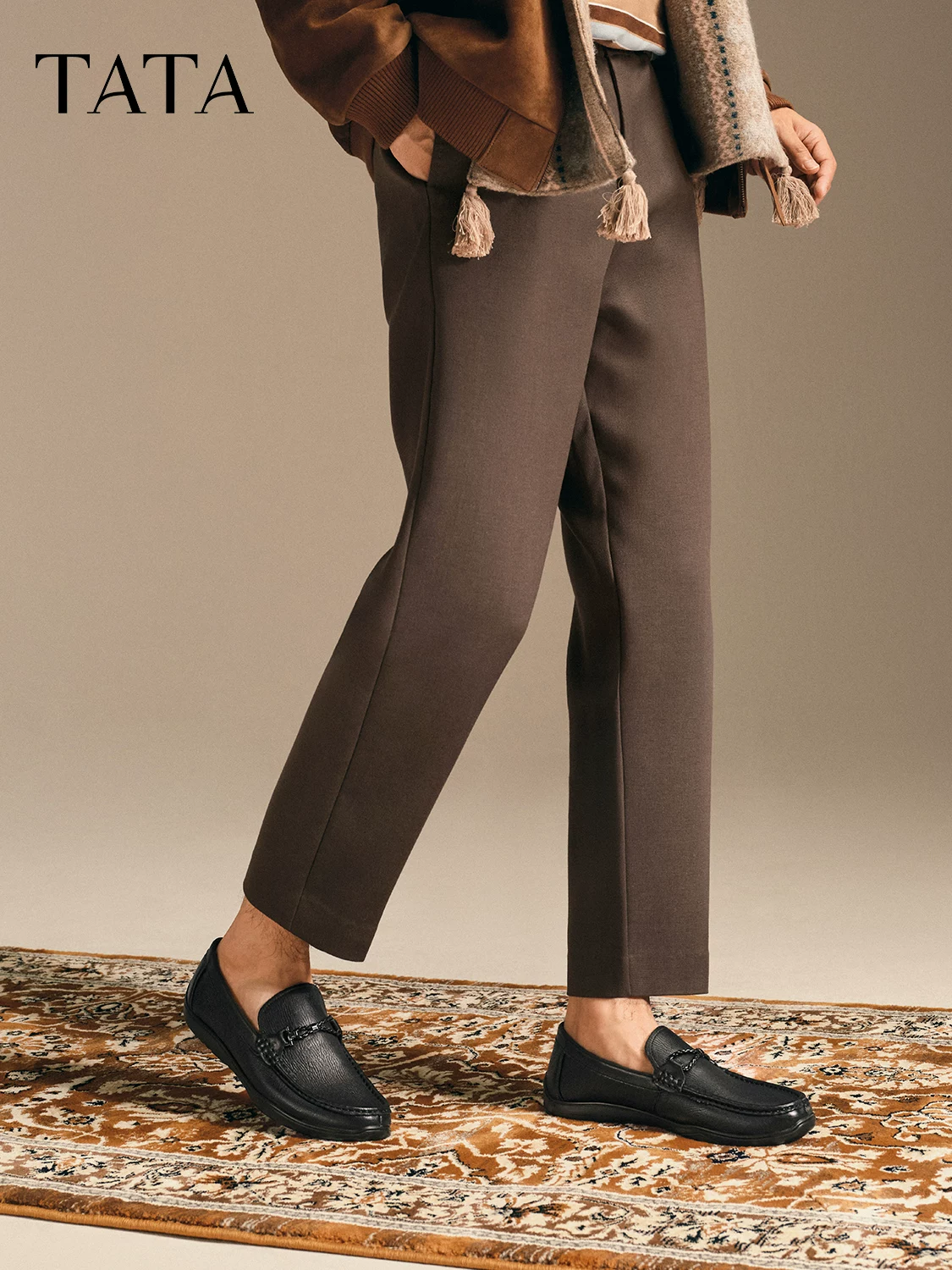 Giày nam TATA mùa đông 2025 kiểu mới đơn giản, giày lười đi êm, màu đen, tăng chiều cao 29437CM5