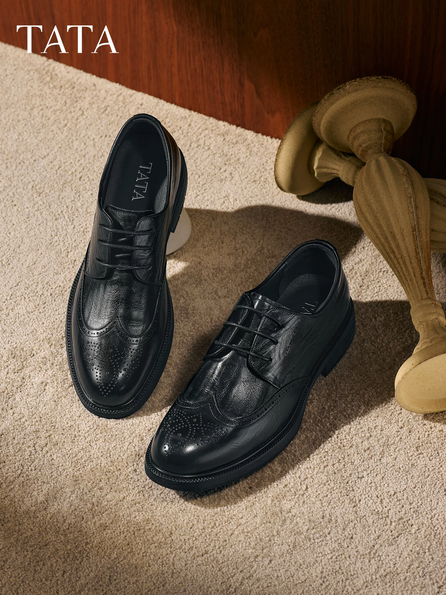 Giày nam TATA 2025 mới mùa đông cùng phong cách màu trơn thoải mái đa năng giày da nam thông thường VNL01CM5