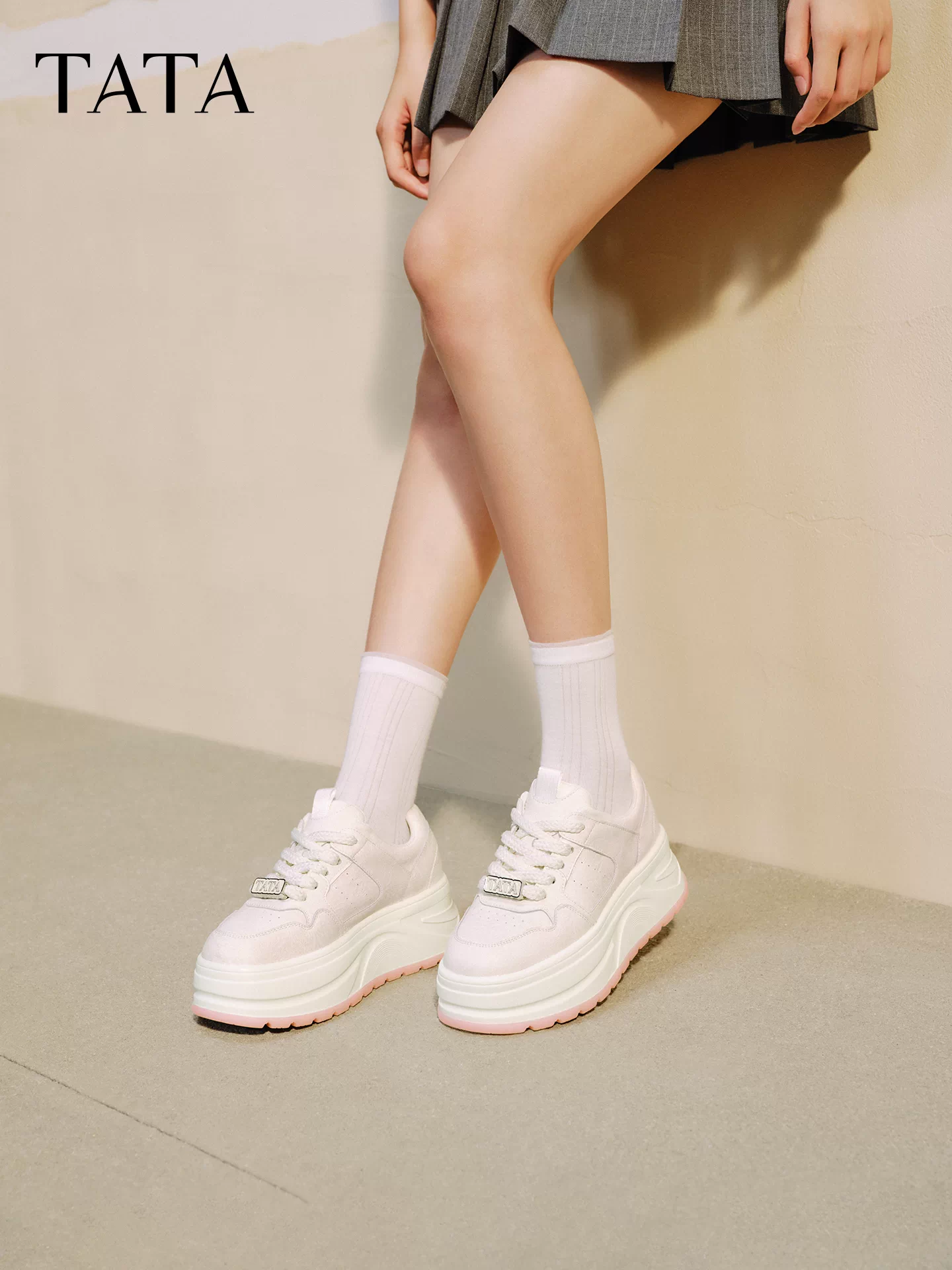 Giày nữ TATA 2025 Mùa đông Mẫu mới Giày trắng thời trang Đế dày Giày thể thao đa năng CP202CM5