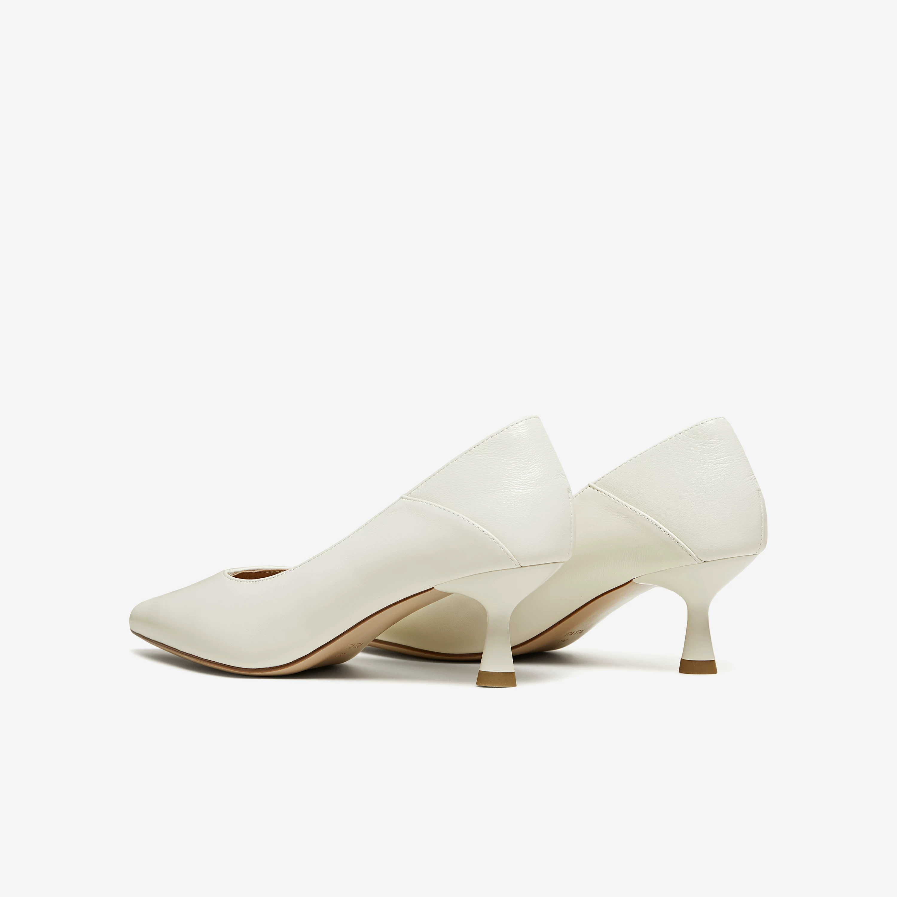 Giày Nữ TATA 2026 Mùa Xuân Phong Cách Mới Giày Đế Thấp Đơn Thời Trang Đa Năng Da Cừu Giày Cao Gót Trung Bình 7QTA7AQ6