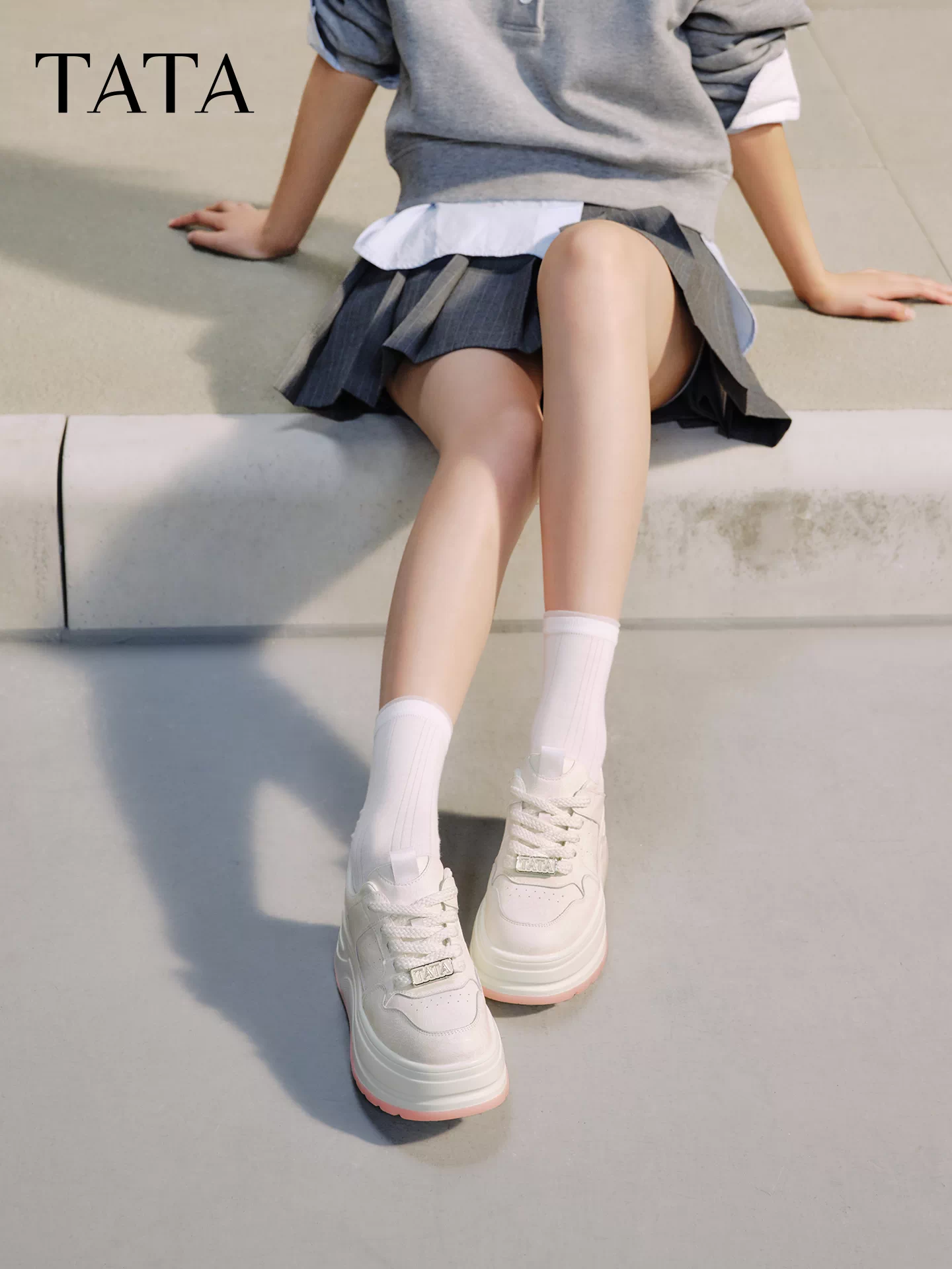 Giày nữ TATA 2025 Giày trắng mới Giày thể thao đa năng Giày thường Giày đế dày Tăng chiều cao CP202CM5