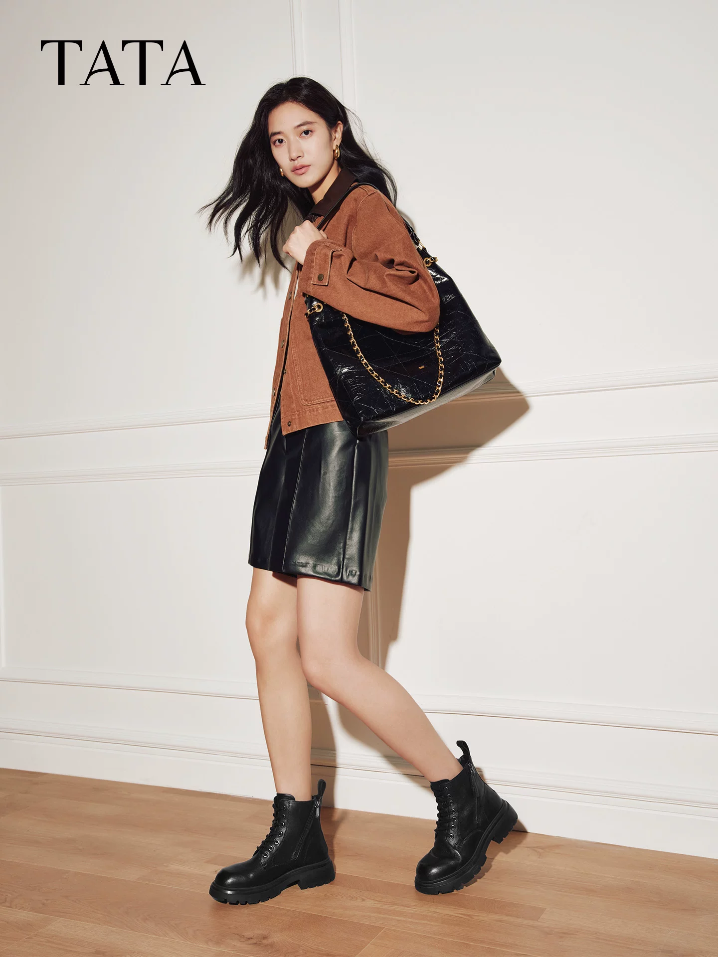 Giày bốt TATA 2025 da cừu kiểu Martin màu đen thời trang đế dày tăng chiều cao kiểu ngắn CE201DD5