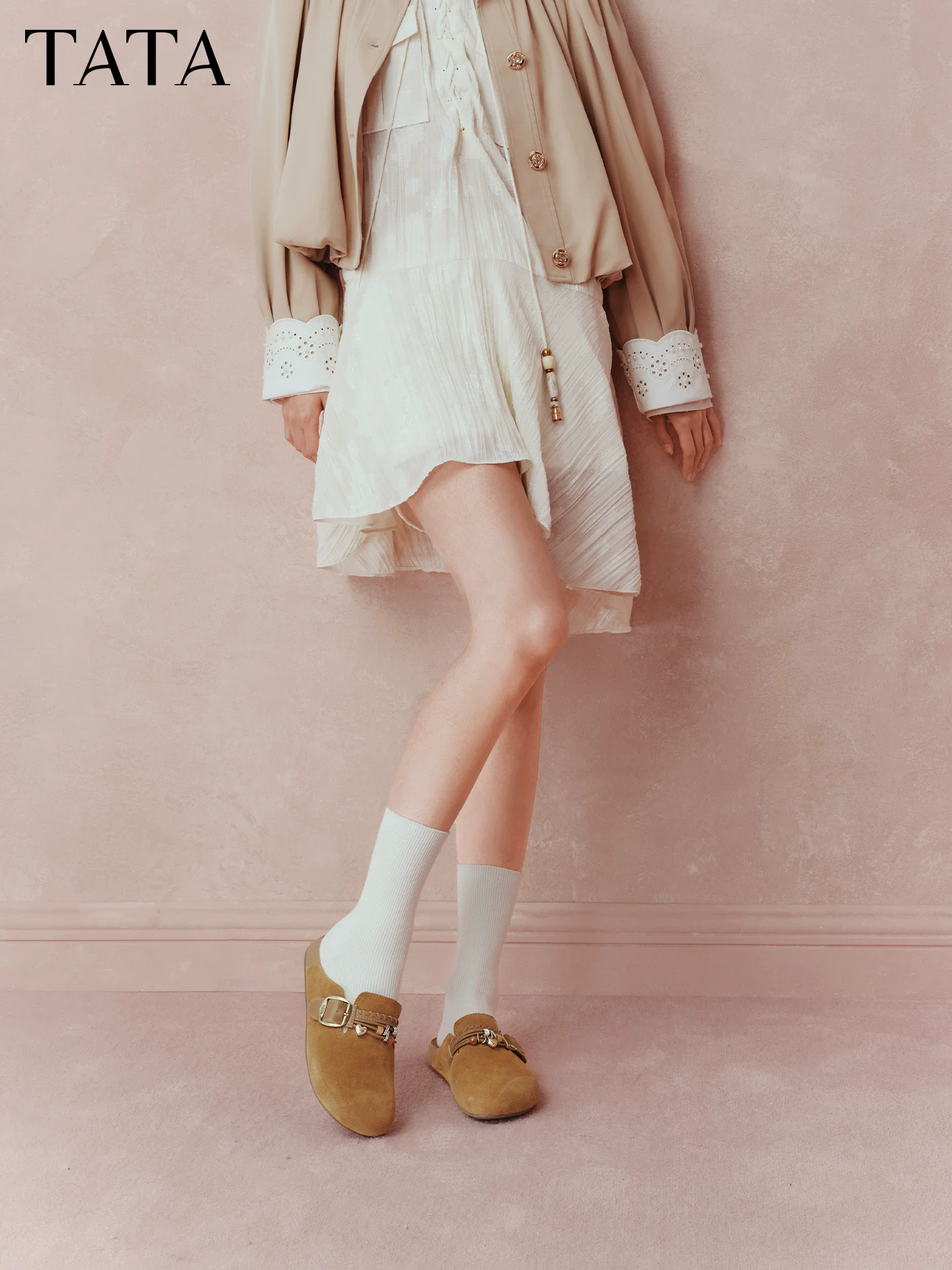 Giày Nữ TATA 2026 Mùa Xuân Mới Giày Phong Cách Birkenstock Giày Lông Xù Hở Lưng Thời Trang Giày Đa Năng CUG07AH6