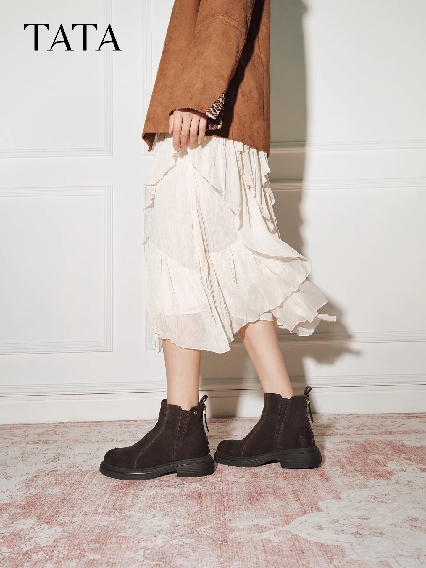Giày bốt nữ TATA 2025 Giày bốt ngắn dáng ôm mùa đông Giày bốt Chelsea Giày bốt thời trang giảm béo CHZ01DD5