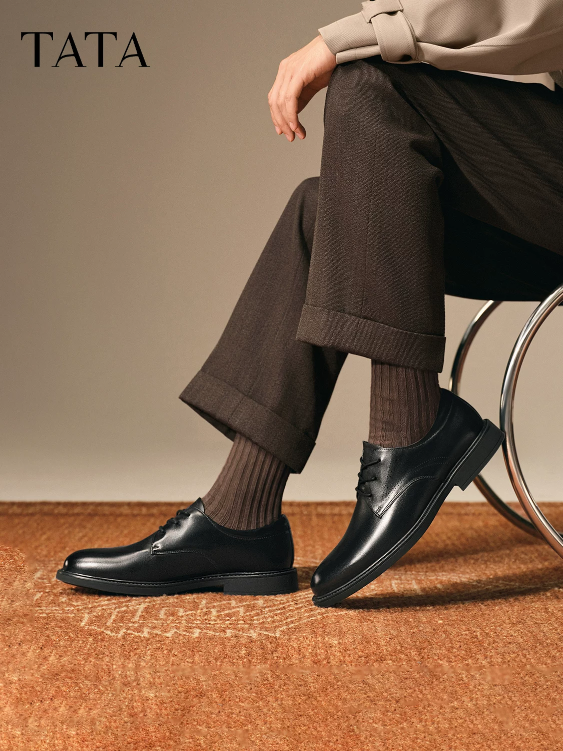Giày nam TATA mùa đông 2025 kiểu dáng tương tự giày da đế dày thời trang mới màu đen 210A6CM5