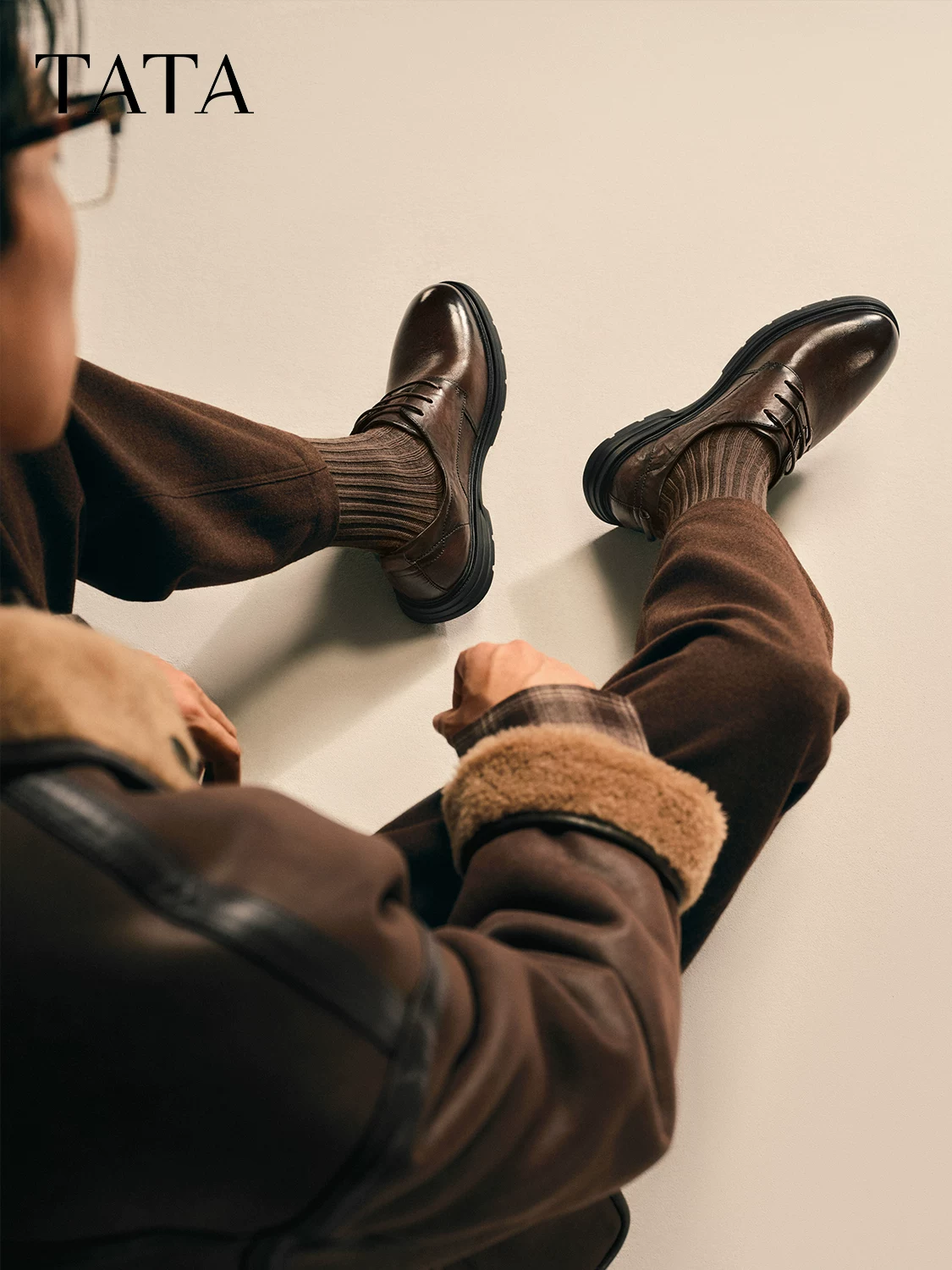 Giày nam TATA mùa đông mới giày da trang trọng màu trơn thoải mái đa năng giày mũi tròn màu đen giày công sở