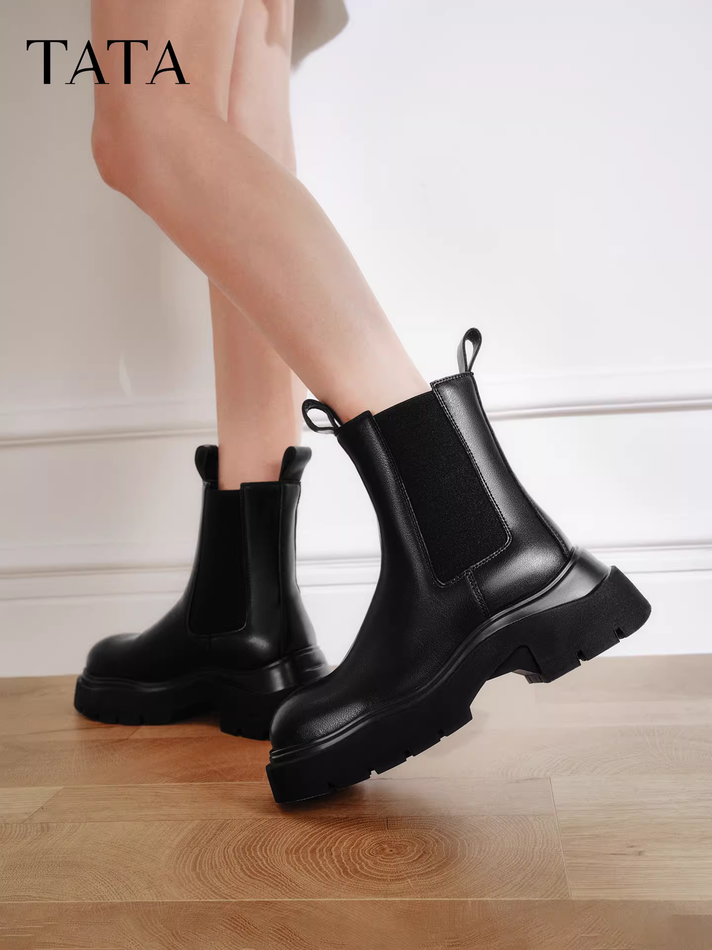 Giày bốt ống khói màu đen TATA cùng kiểu dáng của Zhang Zining, giày Chelsea đế dày, giày bốt nữ, giày bốt ngắn lót lông cừu thanh lịch cho mùa đông.