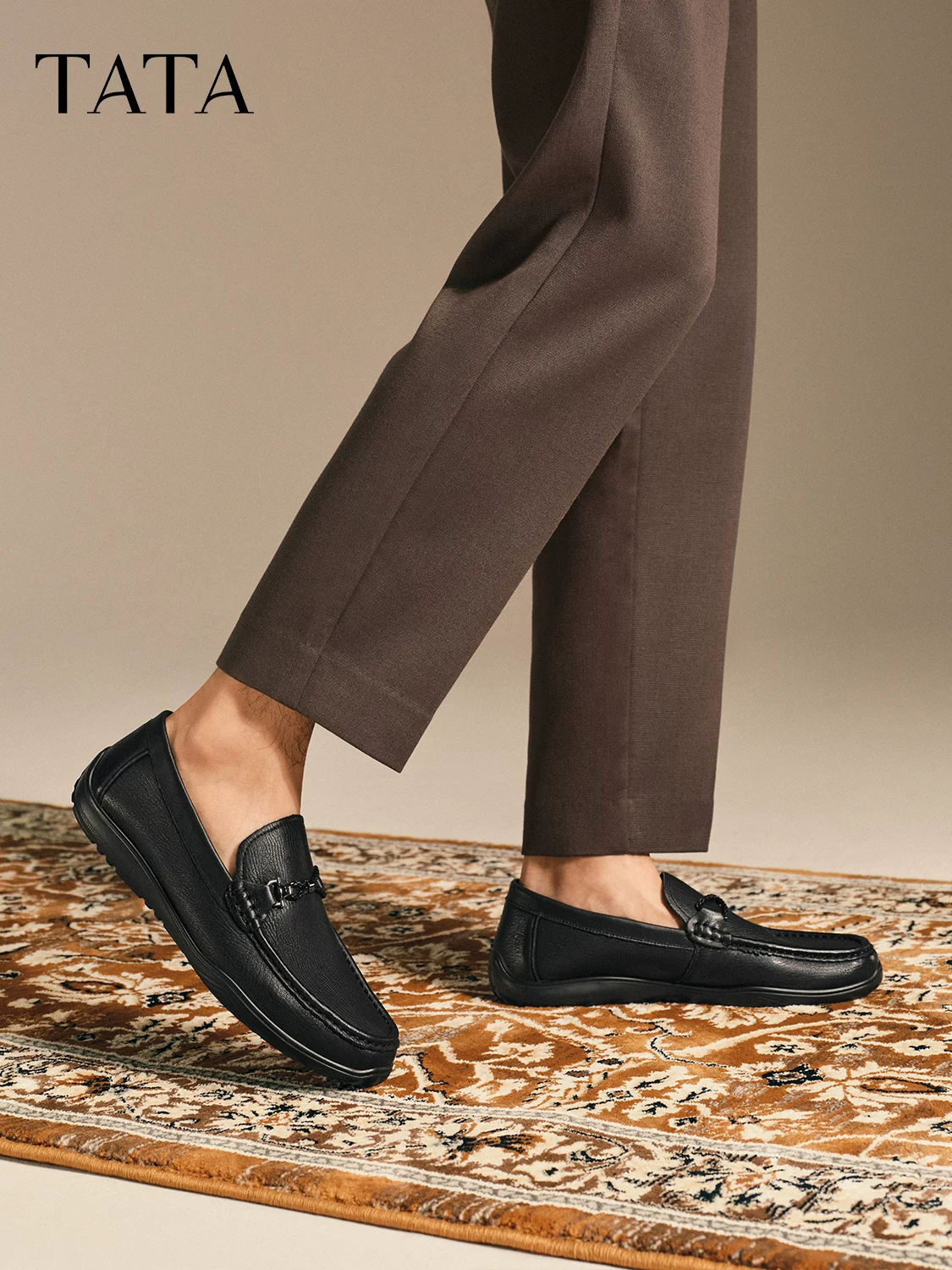 Giày nam TATA mùa đông 2025 kiểu mới đơn giản, giày lười đi êm, màu đen, tăng chiều cao 29437CM5