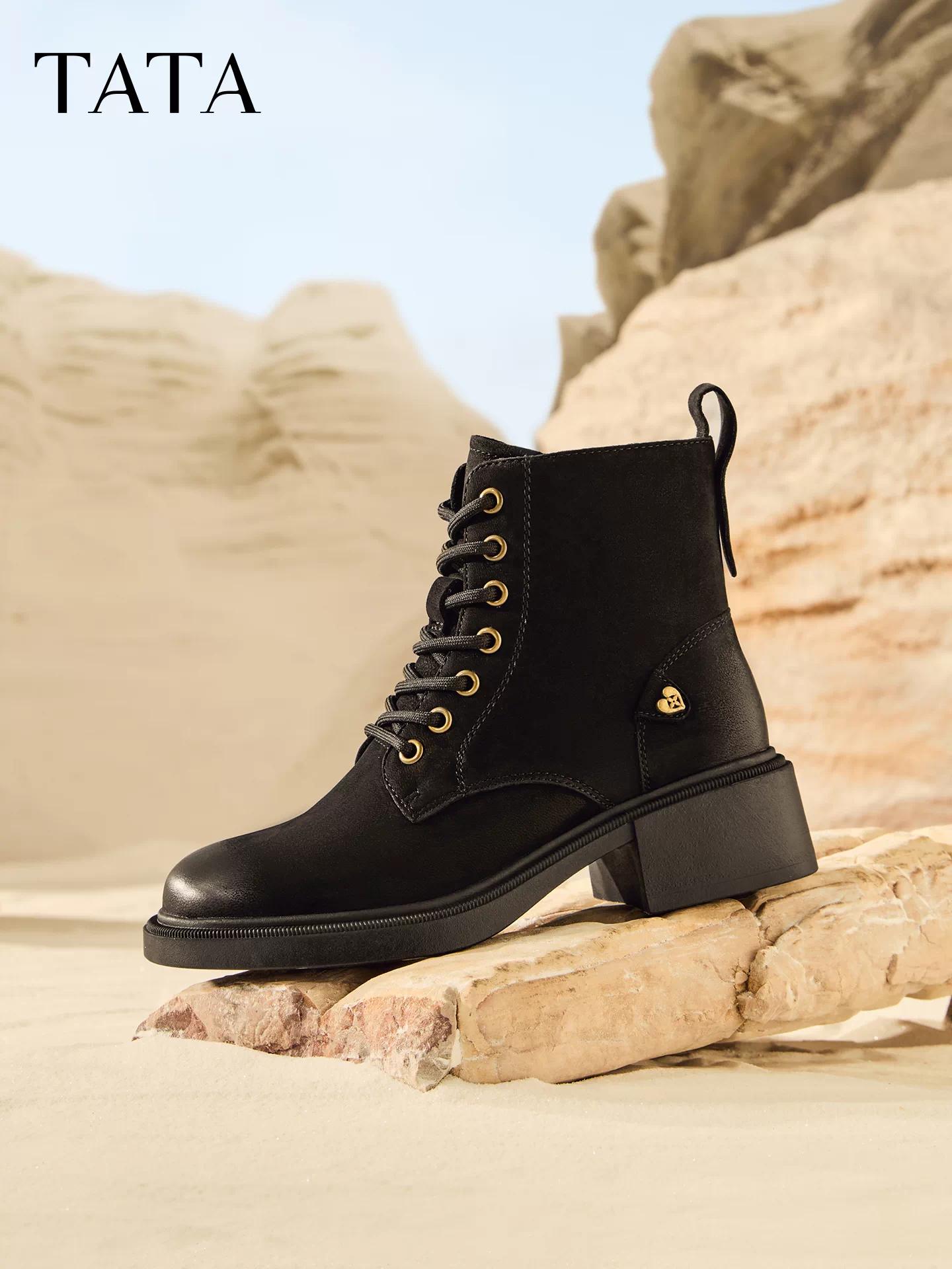 Giày Bốt Nữ TATA 2025 Mùa Đông Mới Vintage Giày Bốt Martin Giày Bốt Thời Trang Đa Năng Giày Bốt Ngắn WZQ03DD5