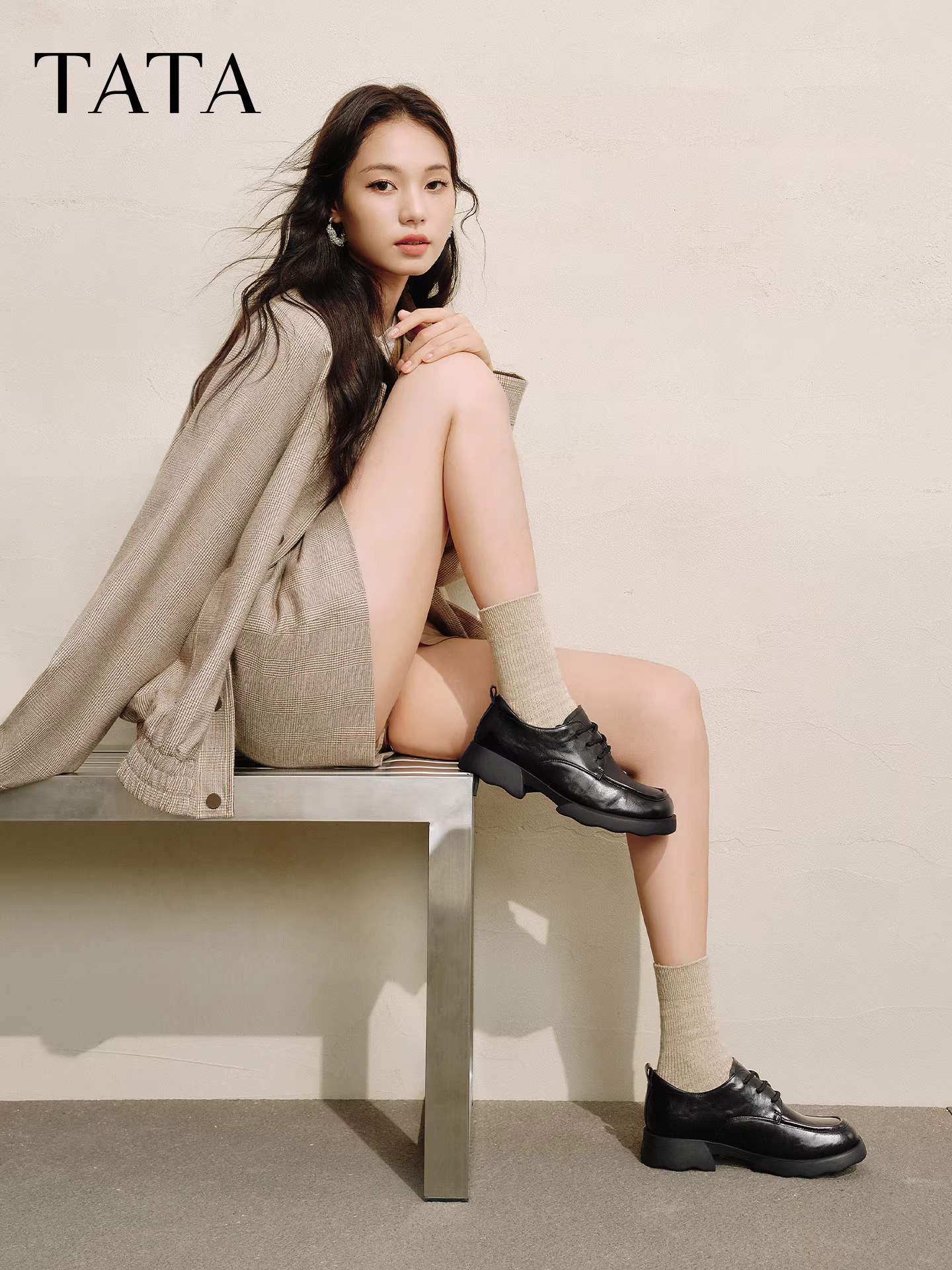 Giày nữ TATA 2025 mùa đông, kiểu dáng cùng trung tâm thương mại, phong cách Anh, giày da nhỏ, gót dày, kiểu Oxford, mẫu mới CWK04CM5