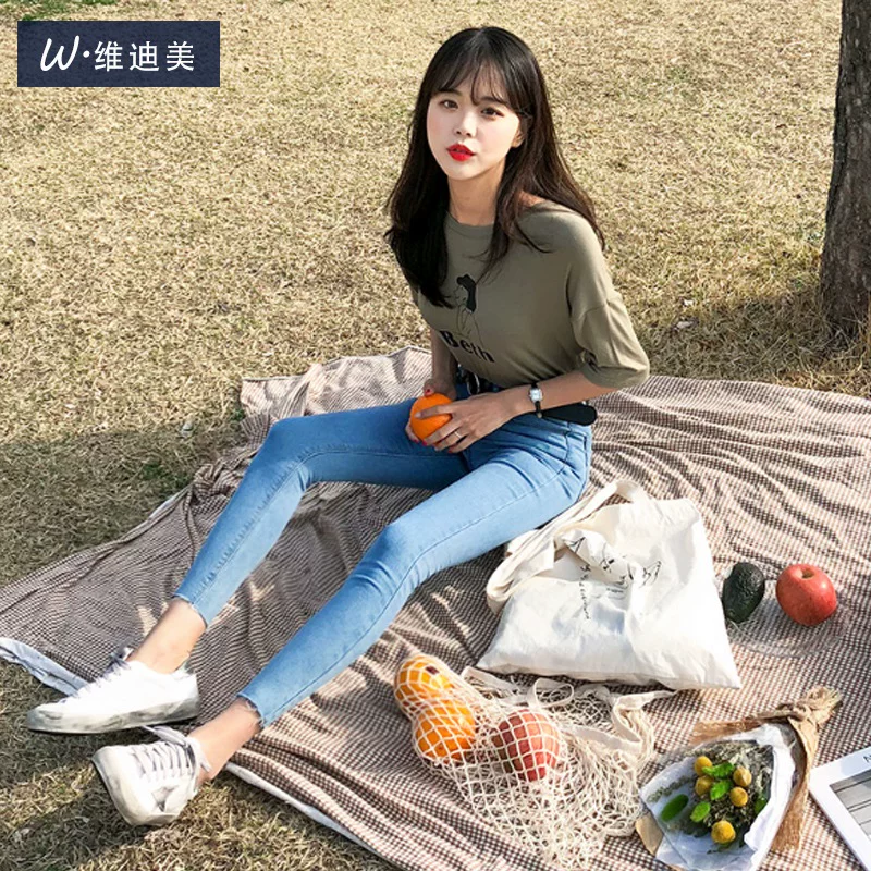 Quần jean nữ cạp cao, co giãn cao, màu xanh nhạt, kiểu dáng ôm sát, viền xù, kiểu dáng mới ôm dáng cho mùa xuân thu 2025.