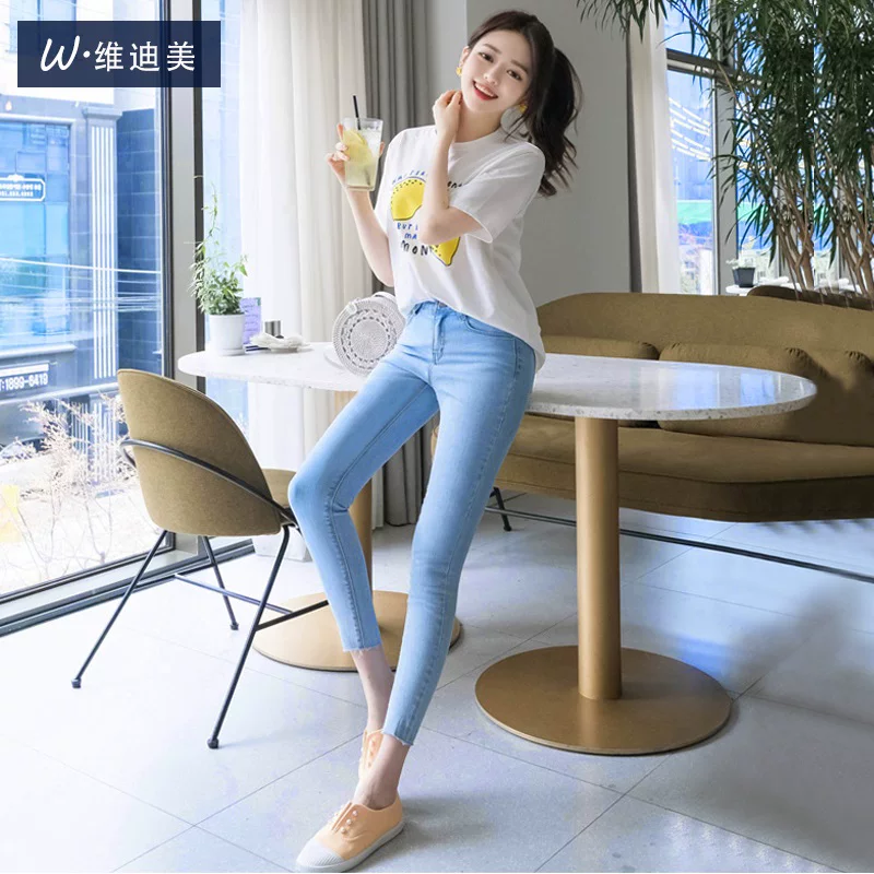 Quần jean nữ cạp cao, ống lửng, viền xù, ôm sát, kiểu dáng thon gọn màu xanh nhạt co giãn, mới cho mùa xuân thu 2025.