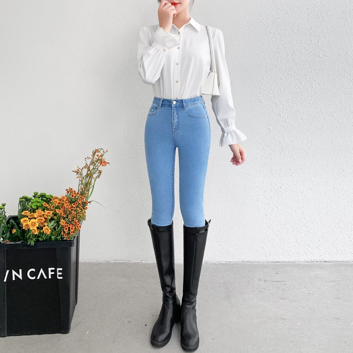 Quần jean nữ cạp cao, lót lông cừu, ôm dáng, ống skinny, kiểu mới mùa đông 2025, quần bút chì co giãn màu xanh nhạt tôn dáng.