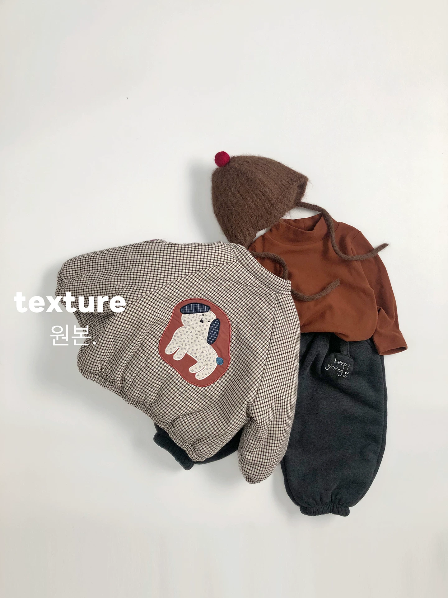 Bộ quần áo mùa đông phong cách Hàn Quốc~ Áo khoác cotton kẻ caro hoạt hình cho bé mùa thu đông, có lớp lót lông cừu và quần jogger ấm áp.
