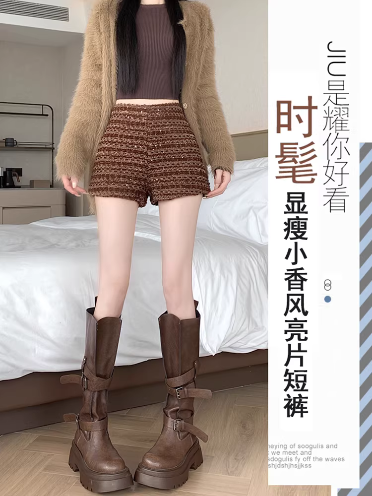 Quần short len màu nâu dành cho nữ, thích hợp cho mùa thu đông, với thiết kế theo phong cách Chanel, quần cạp cao rất hấp dẫn có thể phối cùng với bốt.