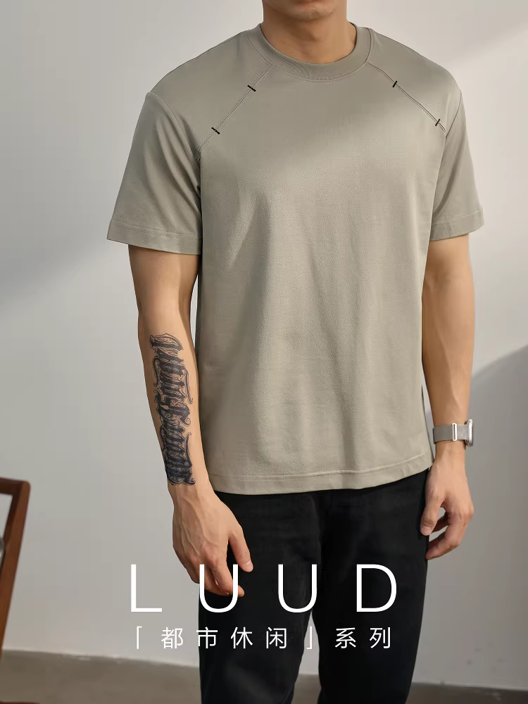 Áo thun ngắn tay thường ngày đô thị LUUD dành cho nam giới trong mùa hè với thiết kế nối và xẻ tà, áo hạng nặng, áo thun cổ tròn mát mẻ và đẹp trai