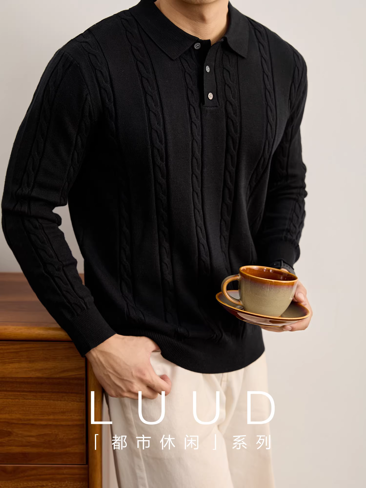Áo len nam cổ trụ màu đen phong cách LUUD, chất liệu dệt kim ba chiều, tay dài, kiểu dáng áo polo, thích hợp cho mùa thu đông.