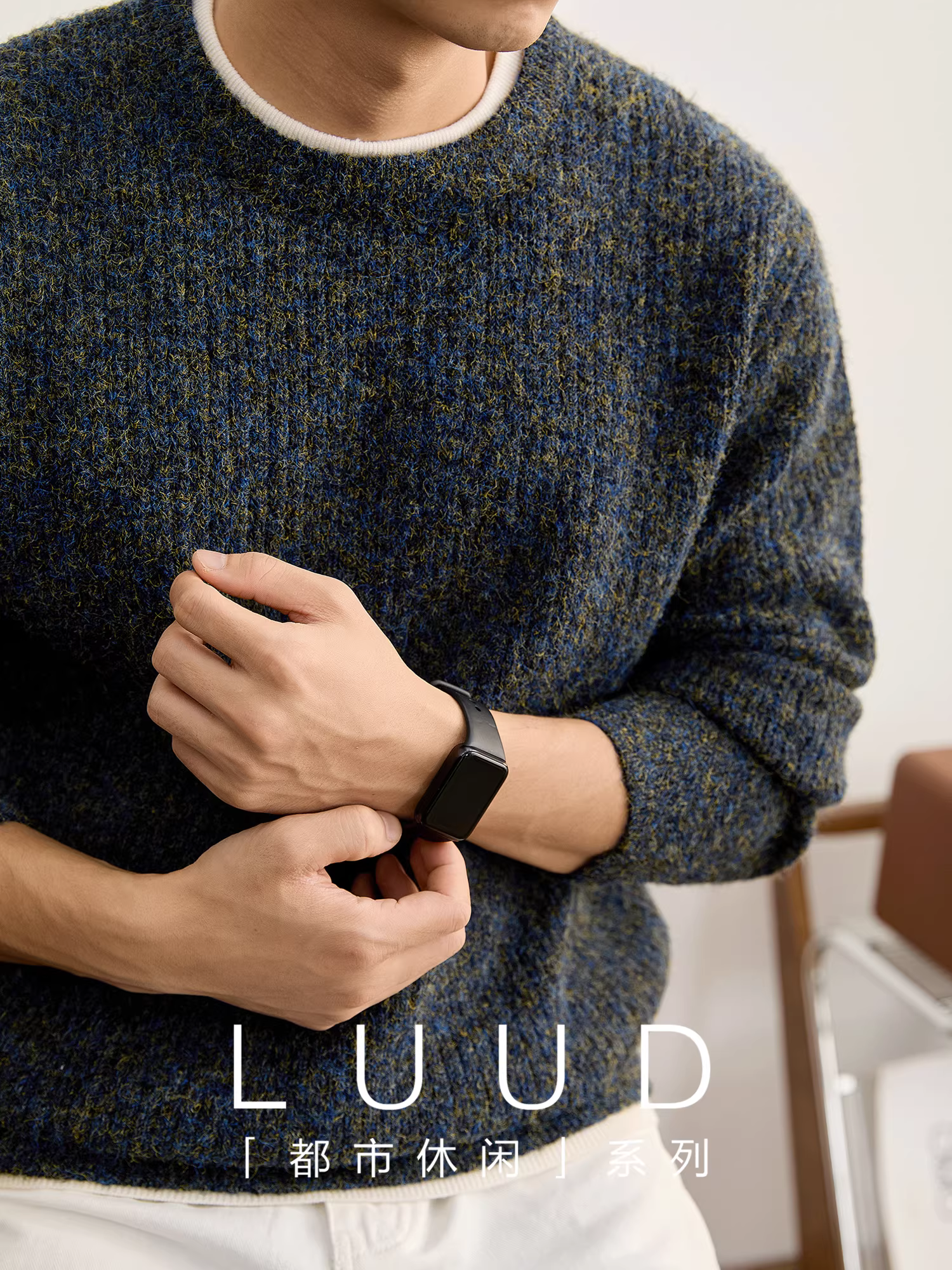 Áo len dệt kim giả hai lớp mềm mại, êm ái, chất liệu len mohair pha sợi tơ tằm nhiều màu, kiểu dáng rộng rãi, thoải mái.