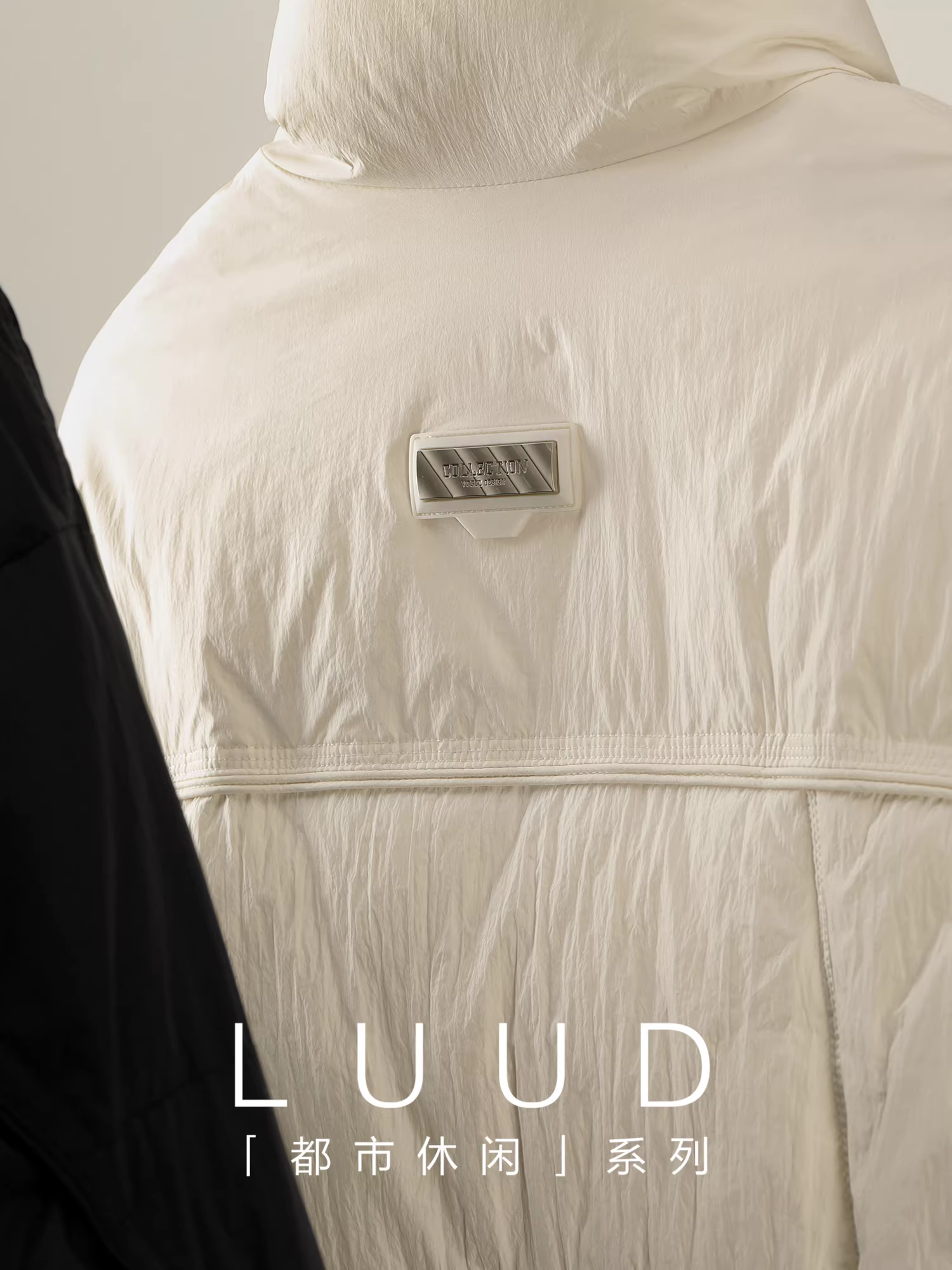 Áo khoác phao mùa đông LUUD màu trắng, chất liệu lông vũ, ấm áp và chống lạnh dành cho nam, thiết kế nhiều lớp may chần, logo kim loại nổi bật.