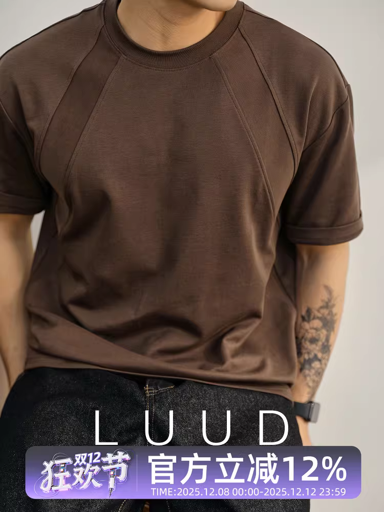 Áo thun nam thương hiệu LUUD hợp thời trang, phong cách hiện đại và tinh tế, kiểu dáng mùa hè phong cách Mỹ, phối vải, hơi rộng, tay lửng, kiểu dáng phá cách, có cấu trúc.
