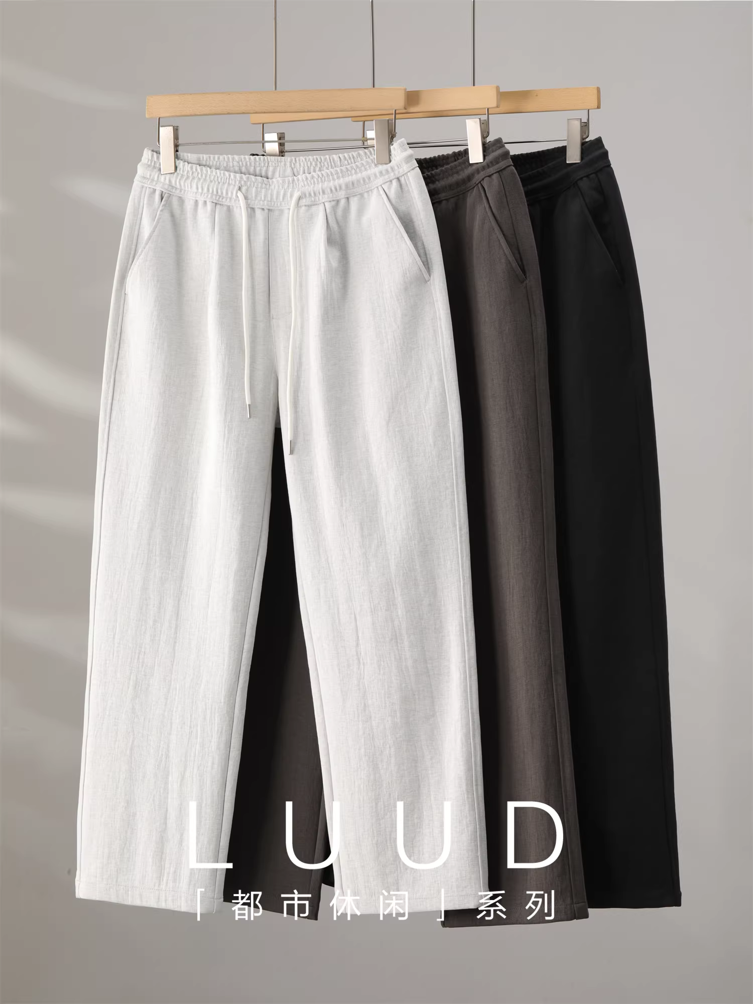 Quần dài nam chất liệu lyocell tencel, cạp chun co giãn, dáng thẳng hơi rộng, kiểu dáng thường ngày, hiệu ứng nhăn tự nhiên.