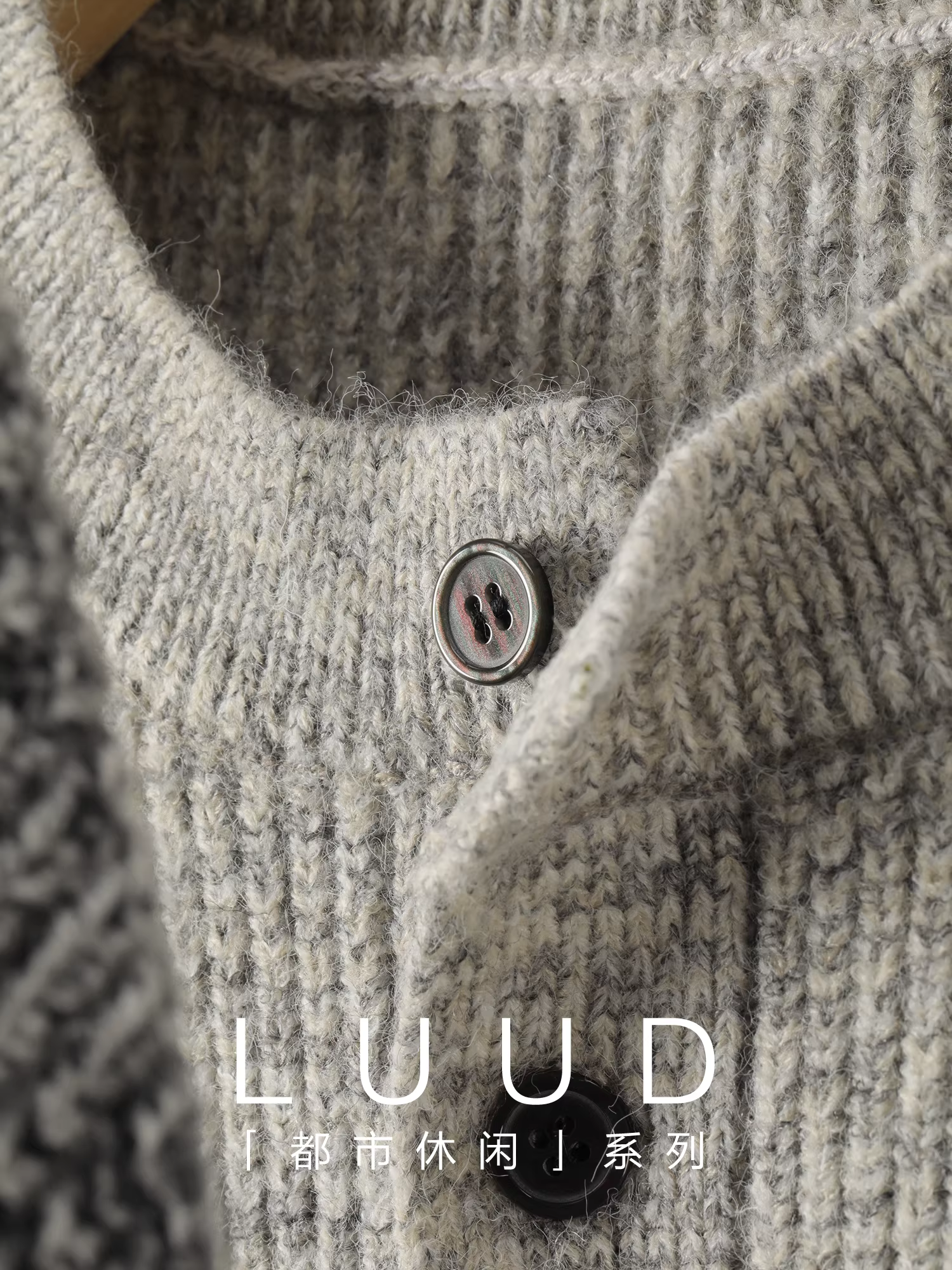 Ưu đãi đặc biệt: Áo len cổ Henry pha len kiểu dáng thoải mái, chất liệu sợi pha và dệt kim dày dặn.