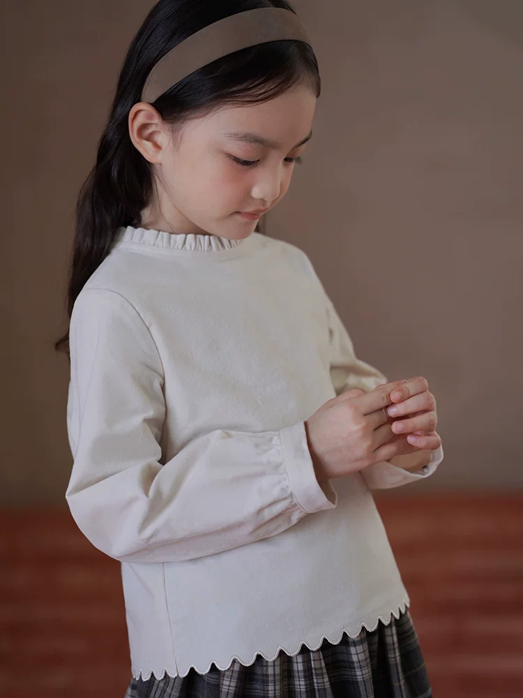 Quần áo trẻ em cho mùa xuân và mùa thu, áo màu be với tay áo dài xếp nếp ngọt ngào, áo len mỏng cho bé gái, thích hợp cho trẻ lớn hơn.
