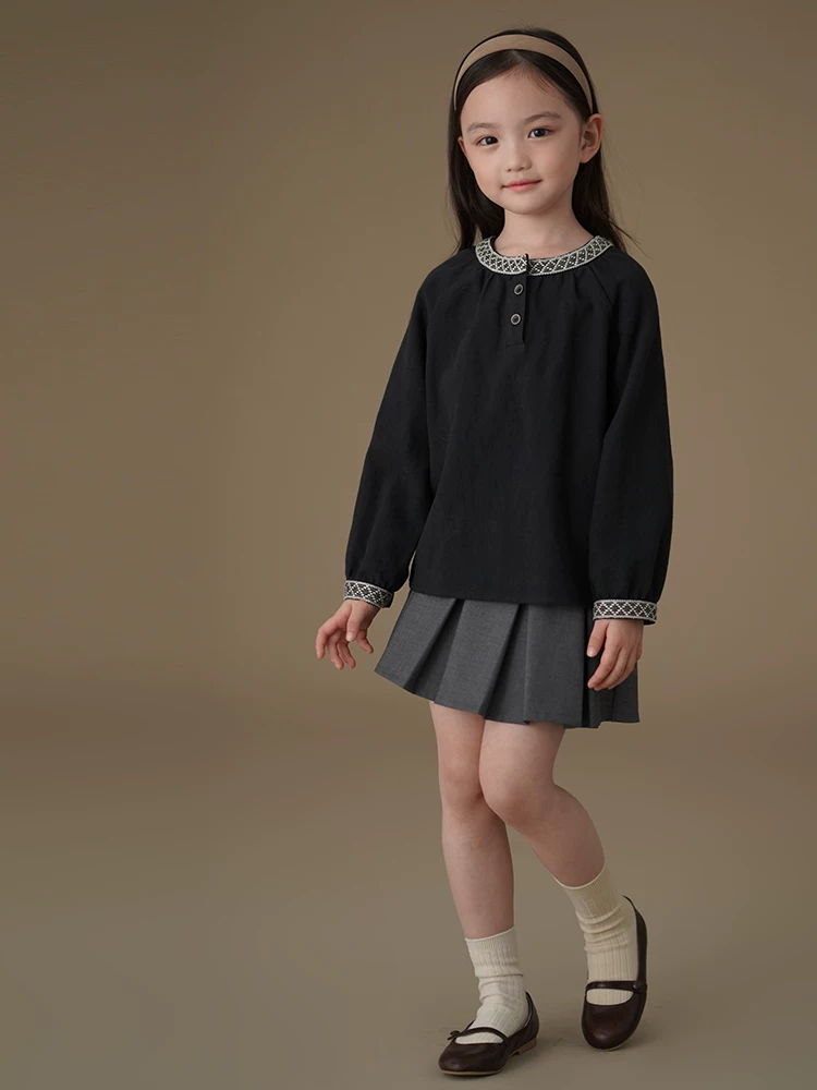 Áo sơ mi dài tay trẻ em, phong cách Nhật Bản xuân thu, áo đen rộng rãi, đơn giản và cao cấp, trang phục mùa thu mới cho bé gái.