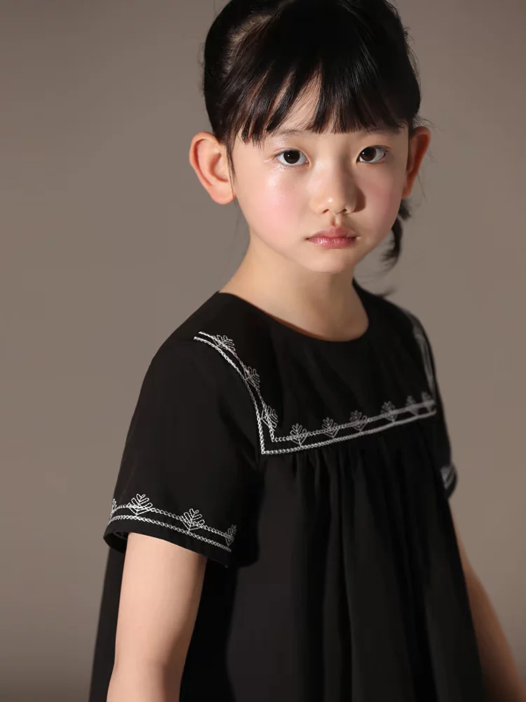 Quần áo trẻ em Ha Chi 25 Bộ sưu tập mới mùa hè Thêu nặng bằng cotton chải kỹ Phong cách cha mẹ và con cái Váy xếp ly chữ A tay ngắn cho bé gái