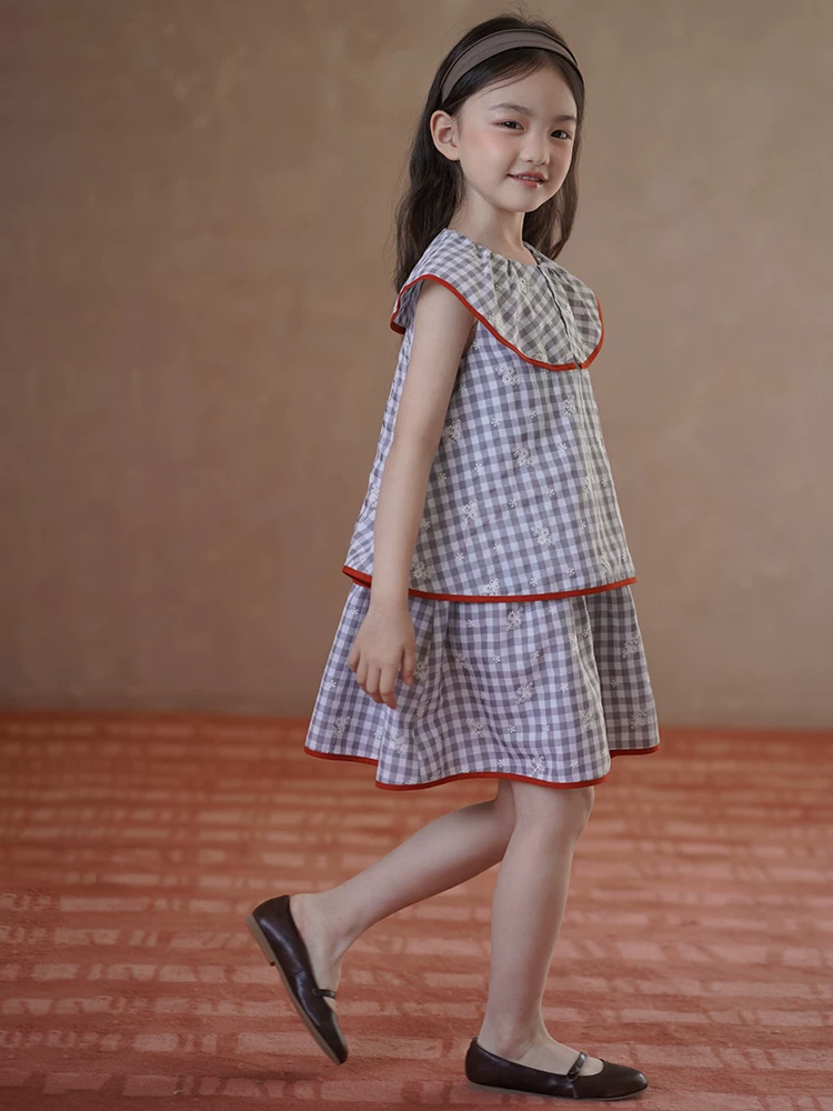 Quần áo trẻ em mùa hè: váy hai dây cotton dài vừa phải thân thiện với làn da dành cho bé gái, váy xếp tầng kẻ sọc với thiết kế độc đáo.