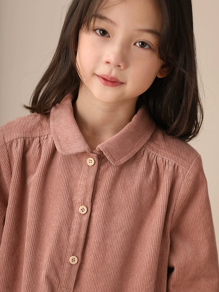 Quần áo trẻ em: Váy dài tay chất liệu cotton corduroy dáng rộng, có cổ và lớp lót lông cừu dành cho bé gái.