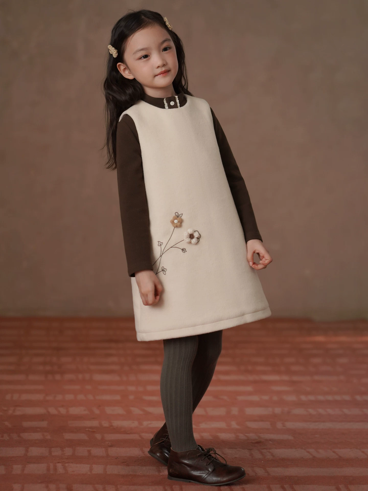 Quần áo mùa đông cho trẻ em: Váy len ấm áp thêu nổi 3D, váy áo gile màu mơ, áo khoác cotton dài cho bé gái.