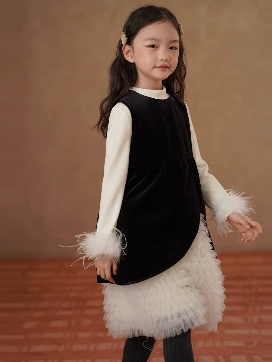 Váy áo mùa đông dày dặn giữ ấm cho bé gái, chất liệu nhung phối lưới, kiểu dáng dài trung bình.