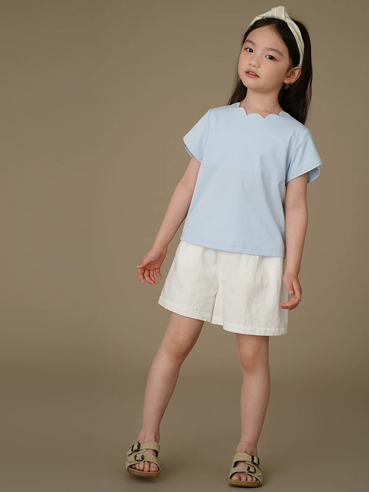 Quần ống đứng màu trắng cho trẻ em, quần short đơn giản và đa năng, quần dài đến đầu gối cho bé gái, quần ống rộng cho trẻ lớn, mềm mại.