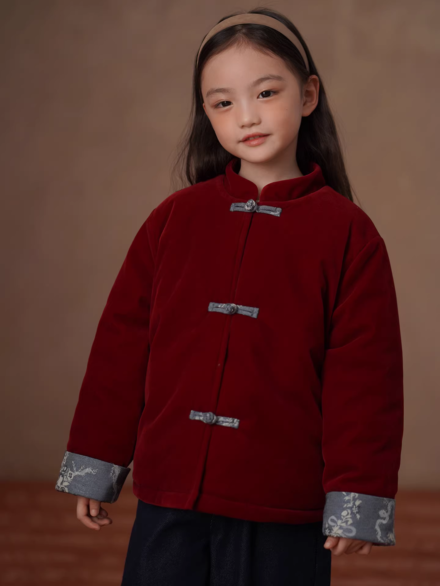 Quần áo cotton mùa đông cho trẻ em, áo khoác dày và ấm màu đỏ cho bé trai và bé gái, trang phục Tết kiểu Trung Quốc mới mang lại cảm giác cao cấp.