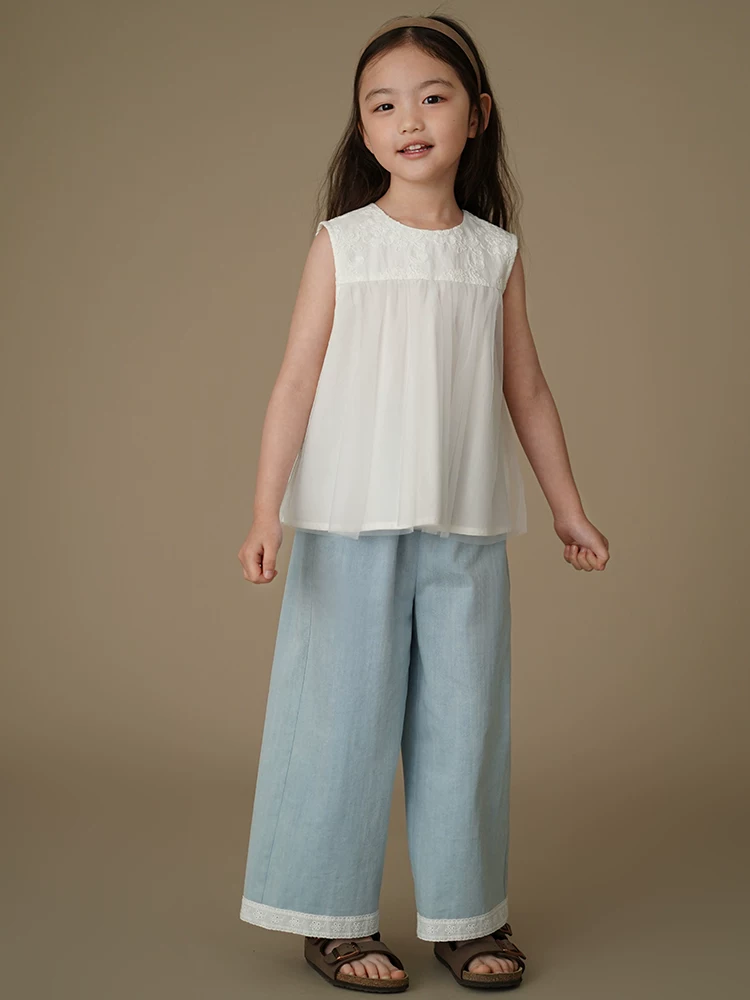 Bộ quần áo hè cho bé gái gồm áo vest đơn giản và quần jean ống thẳng, kiểu mới mùa hè