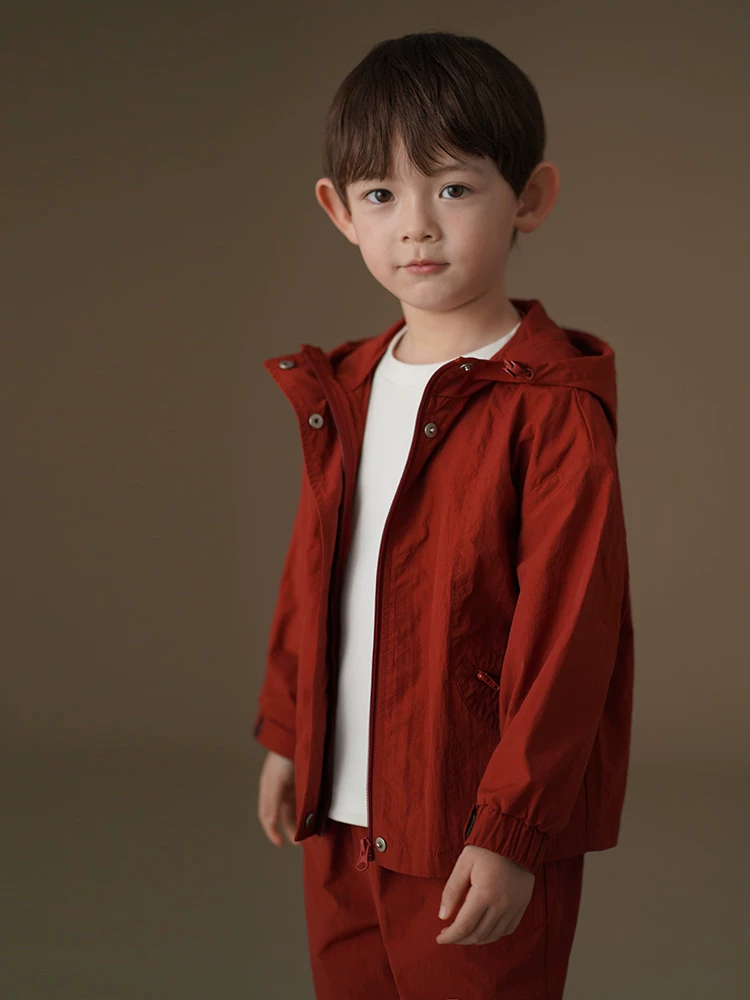Bộ quần áo trẻ em: quần short và áo khoác dáng rộng màu đỏ gỉ dành cho bé trai và bé gái, nhanh khô, mẫu mới xuân hè 25.