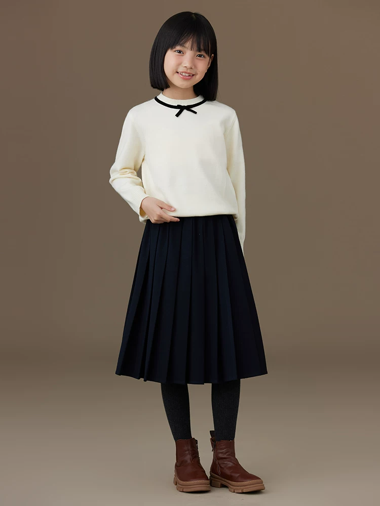 Váy dài dáng chữ A cho bé gái, chất liệu len dày màu xanh navy, kiểu xếp ly phong cách preppy, trang phục mùa đông mẫu mới 2024.