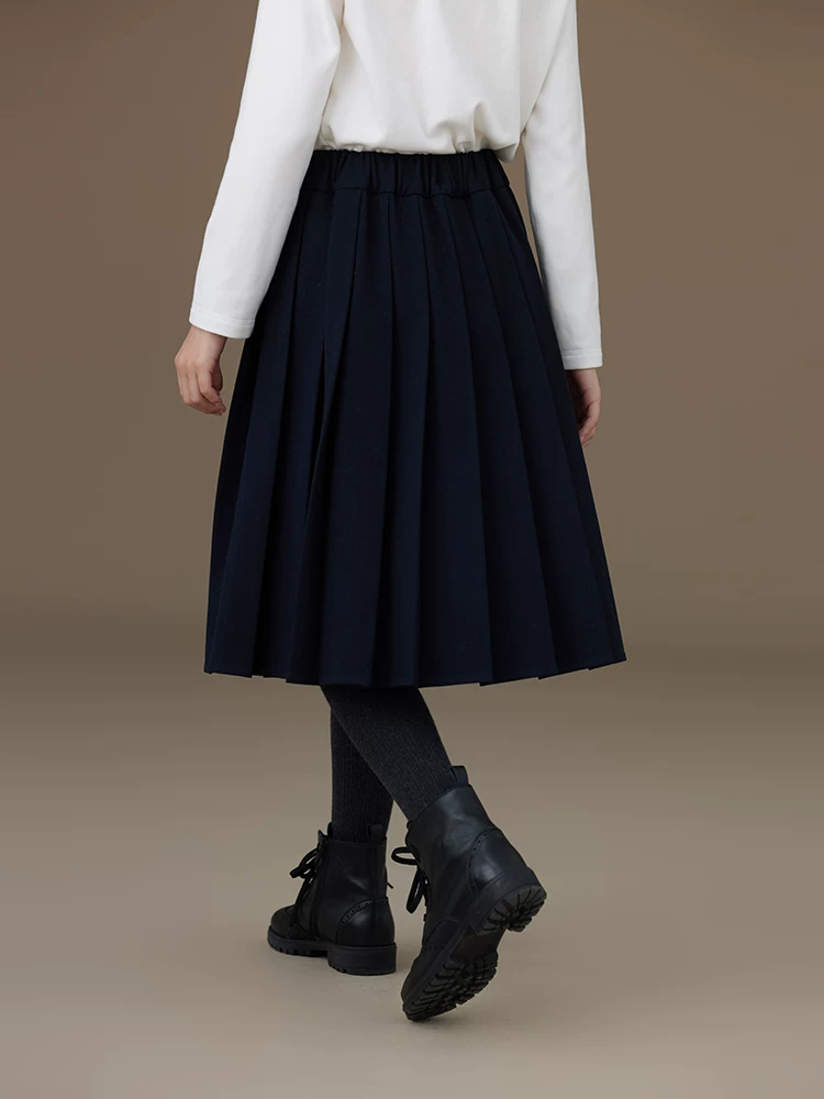 Váy dài dáng chữ A cho bé gái, chất liệu len dày màu xanh navy, kiểu xếp ly phong cách preppy, trang phục mùa đông mẫu mới 2024.