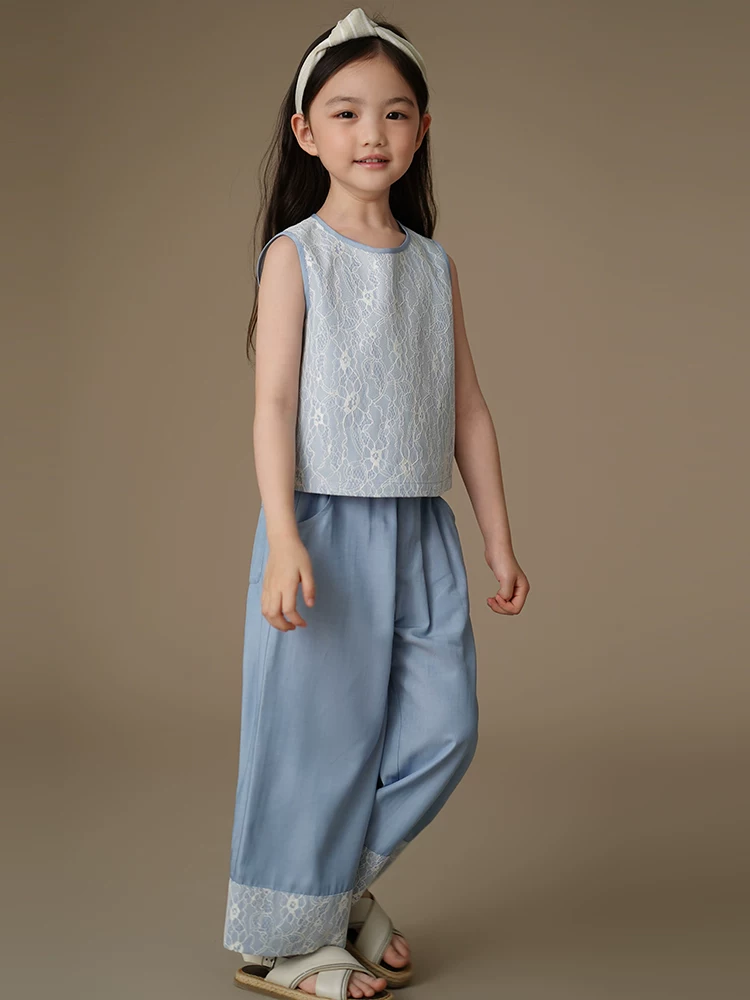 Bộ quần áo mùa hè cho bé gái: quần dài denim rộng rãi và áo ba lỗ cho trẻ lớn, chất liệu mỏng nhẹ mặc mùa hè.