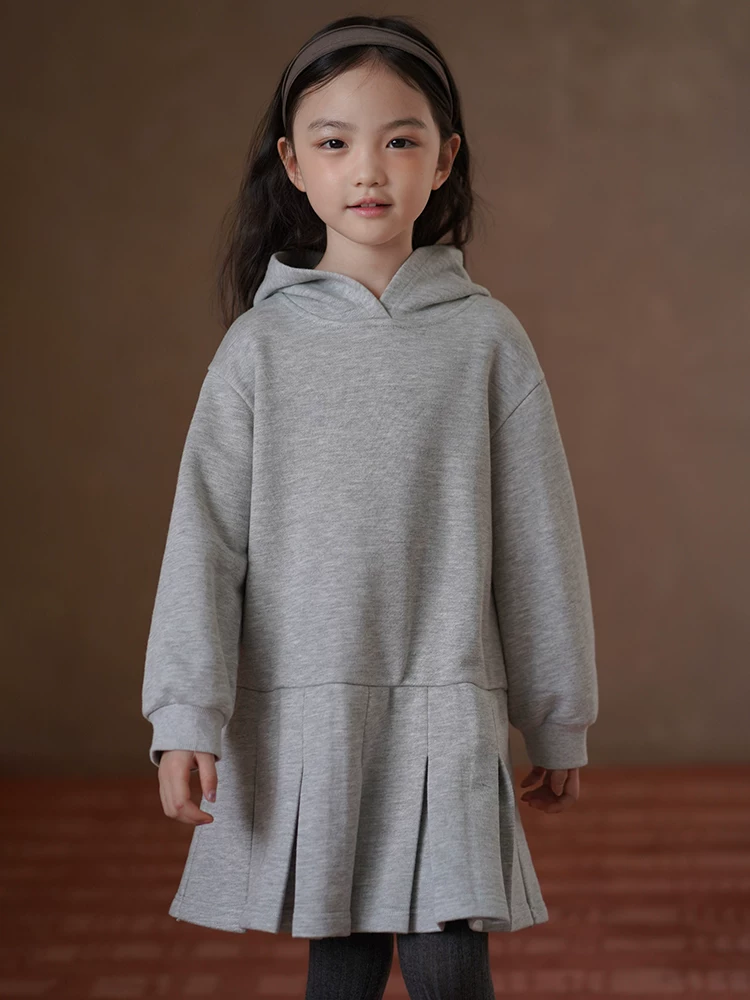 Quần áo trẻ em cho mùa xuân và mùa thu, váy dài tay, váy xếp ly đơn giản, váy áo hoodie cho bé gái, phong cách giản dị và đa năng.