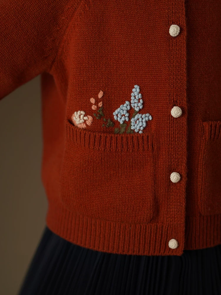 Quần áo trẻ em mùa thu đông áo len len màu đỏ áo len dệt kim màu đỏ cổ điển áo len cardigan cho bé gái áo khoác cho trẻ lớn hơn