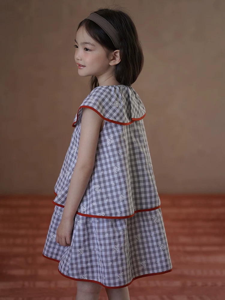 Quần áo trẻ em mùa hè: váy hai dây cotton dài vừa phải thân thiện với làn da dành cho bé gái, váy xếp tầng kẻ sọc với thiết kế độc đáo.