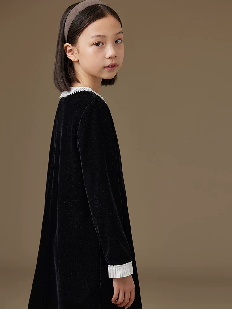 Quần áo trẻ em mùa thu đông phong cách Hepburn Pháp váy đen nhỏ bé phối màu ren nhung bé gái tay dài dày dặn